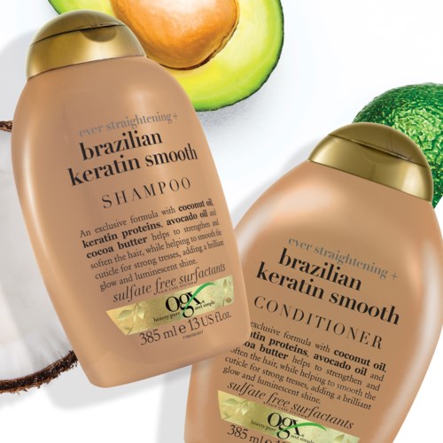 Twee flessen haarverzorgingsproducten met avocado en kokos op een witte achtergrond.