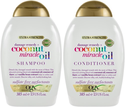 Twee witte flessen kokosolie shampoo en conditioner, met gouden doppen en kleurrijke labels.