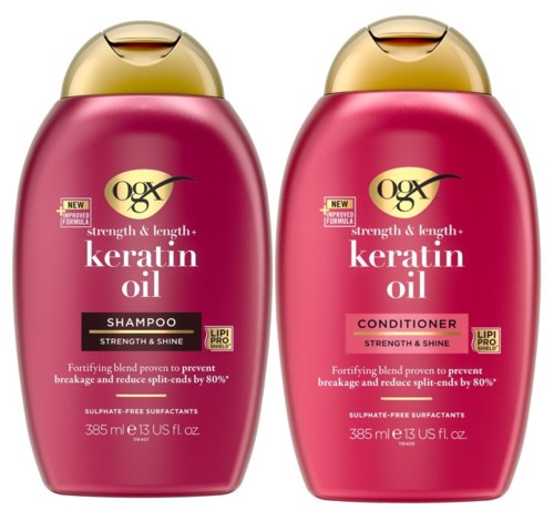 Twee roze flessen OGX keratineolie shampoo en conditioner met gouden deksels, voor kracht, glans en gespleten haarpunten.