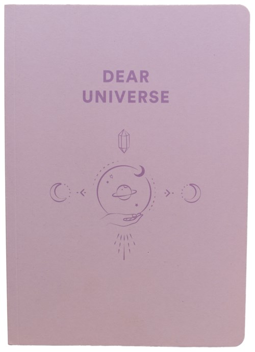 Vaalean lila-muotoinen muistikirja nimeltä "Dear Universe" ja yksinkertaisia avaruutta kuvaavia kuvia.