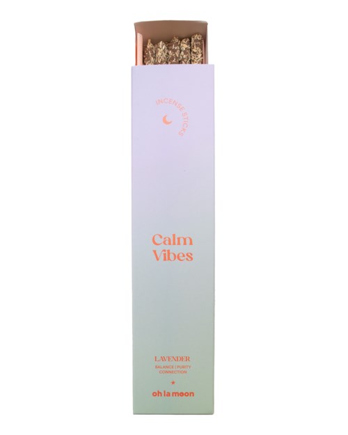 Pitkä valkoinen laatikko nimeltä "Calm Vibes" sisältää laventelin suitsukkeen ja pieniä yrttejä päällä.