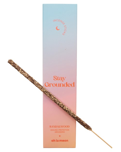Sandelikynttiläinen hajuorgaani lepää pastellivärisessä pakkauksessa, jossa on tekstiä ja logo.