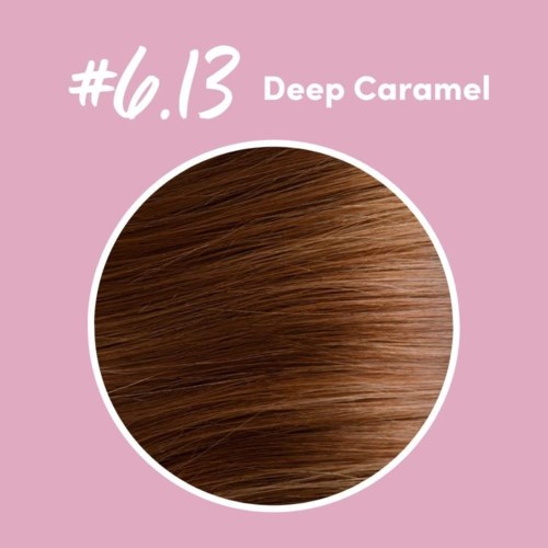 Een haarkleurstaal genaamd Deep Caramel met bruin haar. Achtergrond roze met witte tekst en een ronde afbeelding.