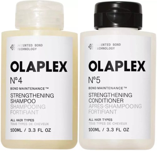 To Olaplex hårpleieflasker, en sjampo med hvit lokk og en balsam med svart lokk.
