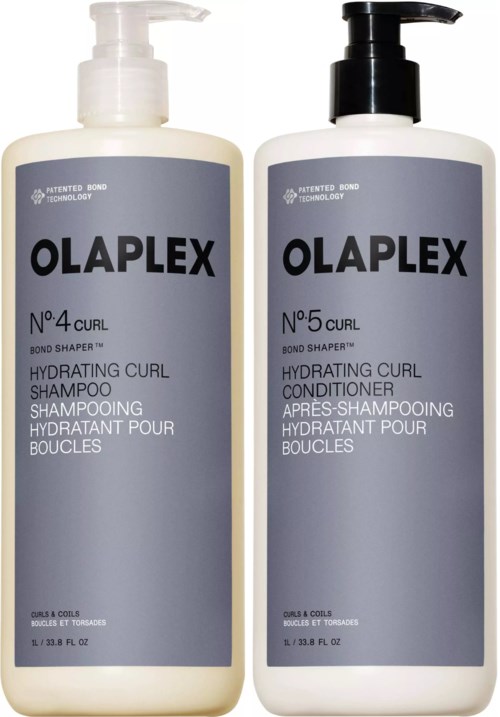 Kaksi Olaplex-hiustuotepulloa, toinen kiharoille ja toinen aaltojen tekemiseen, valkoisilla korkeilla.