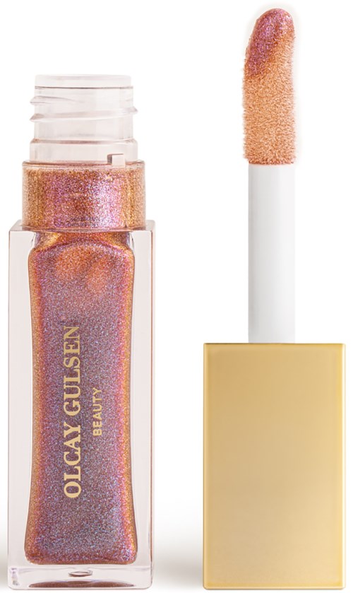 Een glanzende lipgloss met een bijpassende gouden dop en een applicator met gloss.