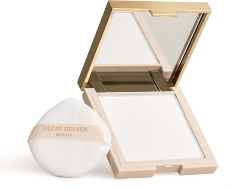 Ein Makeup-Schwamm und ein Kompakt mit einem Spiegel, beide von Olcy Gulsen Beauty.