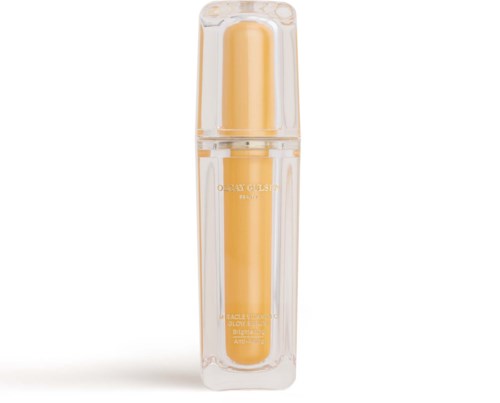 Een gele lippenbalsem in een doorzichtige plastic houder met een deksel, bedoeld om lippen te hydrateren.