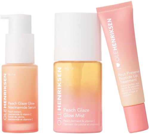 Drie huidverzorgingsproducten: een perzikkleurige serum, een perzikmist en een roze lipbehandeling.