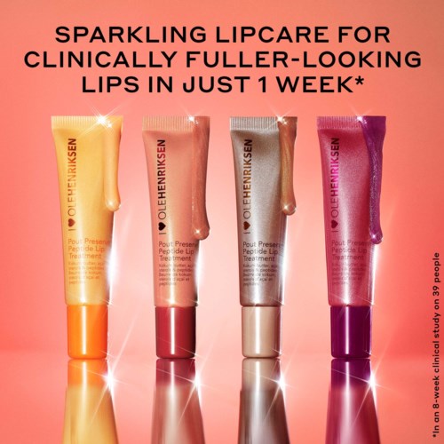 Vier Lippenstift-Röhren in unterschiedlichen Farbtönen, die vollere Lippen in einer Woche versprechen, mit einer speziellen Behandlung.