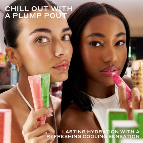 Zwei Frauen halten Lipgloss-Röhrchen, eine mit heller Haut, die andere mit dunkler Haut, schauen an die Kamera.