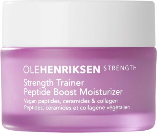 Ein lila Behälter von Ole Henriksen Strength Trainer Peptide Boost Moisturizer. Es erwähnt vegan peptides, ceramides und kollagen.
