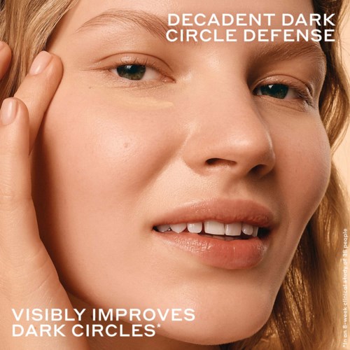 Close-up van een vrouwen gezicht met gladde huid en minimale make-up, tekst over donkere kringen.