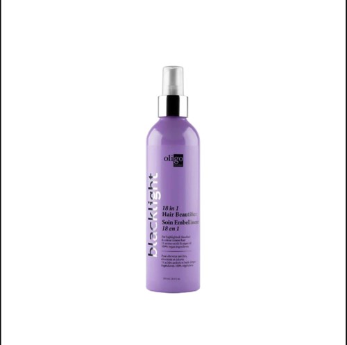 Een paarse sprayspuitfles met een wit en zilveren verstuiver, gemarkeerd 'Oligo Blacklight 18 in 1 Hair Beautifying'.