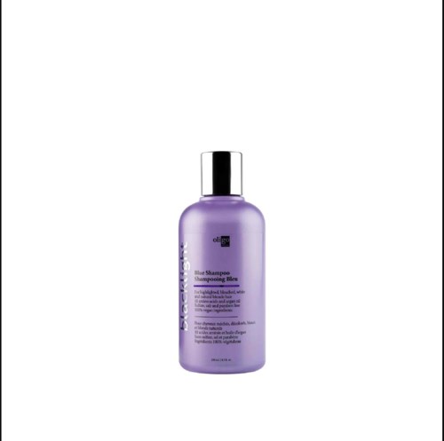 Een paarse fles met blauwshampoo, zwarte dop en label, tegen een witte achtergrond.