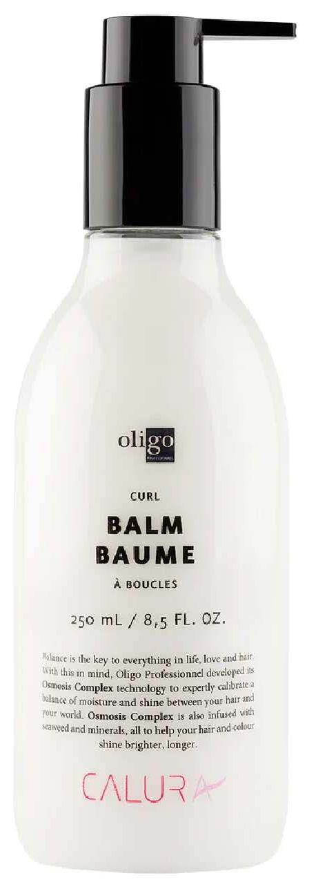 Een witte fles met zwarte pomp gemarkeerd 'oligo CURL BALM BAUME' en kleinere tekst.