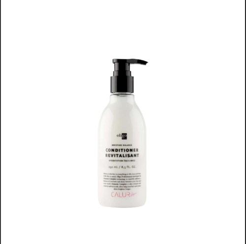 Een wit flesje met zwarte pomp, gelabeld als conditioner voor haarverzorging, van CALURA.