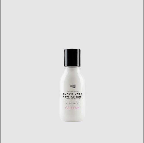 Een witte fles met een zwarte dop, gelabeld als conditioner, op een effen lichte achtergrond.