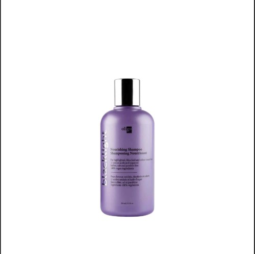 Een paarse fles Biolage-shampoo met een zwarte dop, gemarkeerd als voedend en voor haarverzorging.