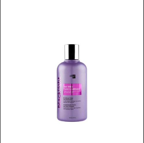Een paarse fles met een zwart dop bevat haarconditioner. Het etiket heeft roze en zwarte tekst.