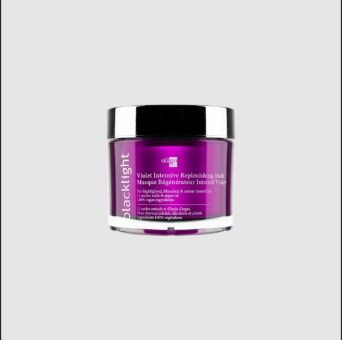 Een paarse pot met zilverkleurige deksel, gelabeld als violet intensieve herstellende masker, op een eenvoudige achtergrond.