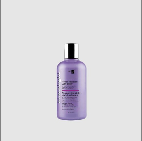 Een paarse shampoo fles met een zwart en zilverkleurig deksel, gelabeld "Violet Shampoo" en "Anti-Yellow."