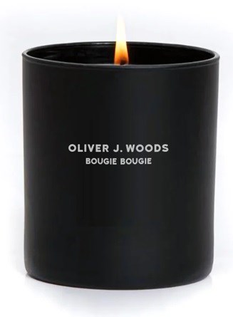 Zwarte kaars met vlam, gelabeld 'Oliver J. Woods Bougie Bougie', eenvoudig en elegant ontwerp.