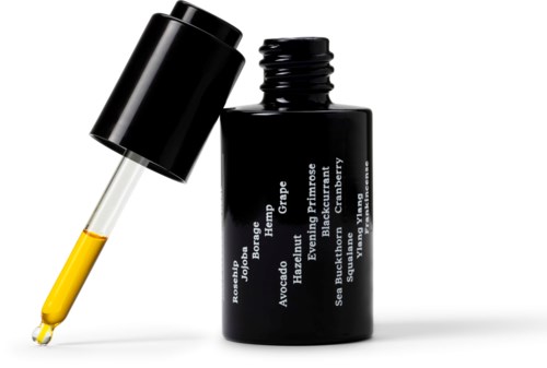 Svart flaska med pipett, listade extrakt inkluderar rosehip, jojoba och svarta vinbär, troligen för hudvård eller eteriska oljor.