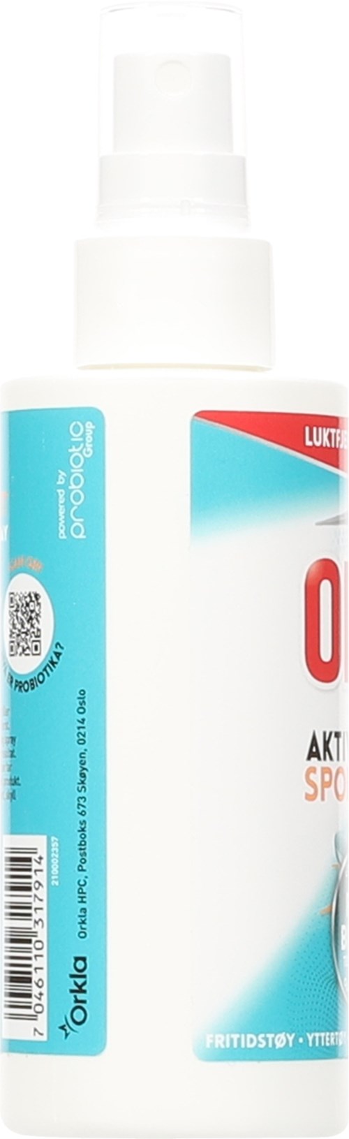 En hvit sprayflaske med blå og røde etiketter, viser noe tekst og en QR-kode på siden.