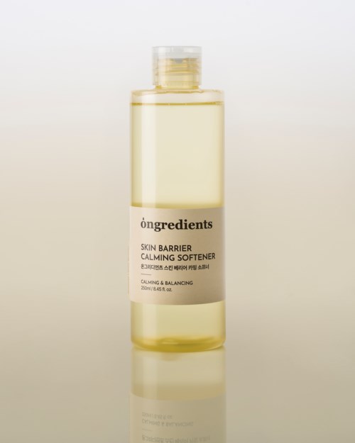 Caro ihonhoitotuote nimeltä 'Skin Barrier Calming Softener'. Kirkas neste. Yksinkertainen etikettisuunnittelu.