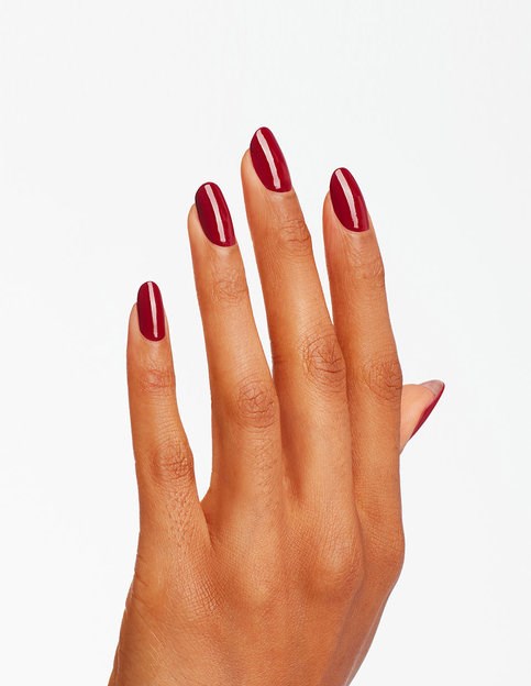 En hand med rött nagellack på rena, välvårdade naglar.