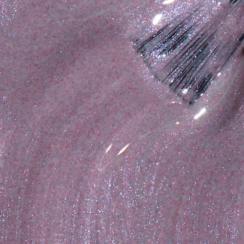 Ljust rosa, glitterig yta med en tydlig plastborste och ett glansigt läppstift.