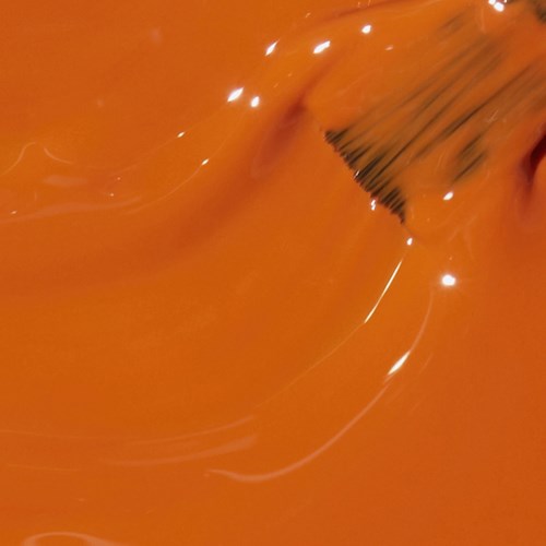 Ljus orange flytande med glansiga reflektioner, flyter i ett jämnt, vågigt mönster.