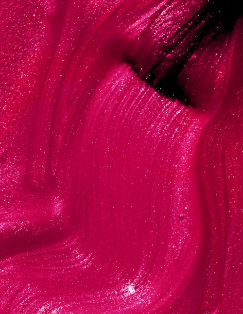 Ljust rosa smink med svart eyeliner och glitterdetaljer på ögonlocken. Närbild av ögonmakeup. Glittrig och livlig.