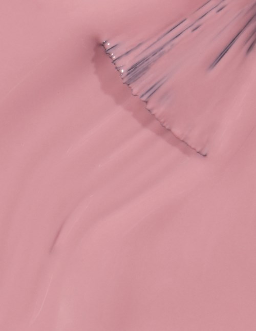 Eine rosa Oberfläche mit schwarzen Streifen und einer Kurve, wahrscheinlich Nahaufnahme von Stoff oder bemalter Oberfläche.