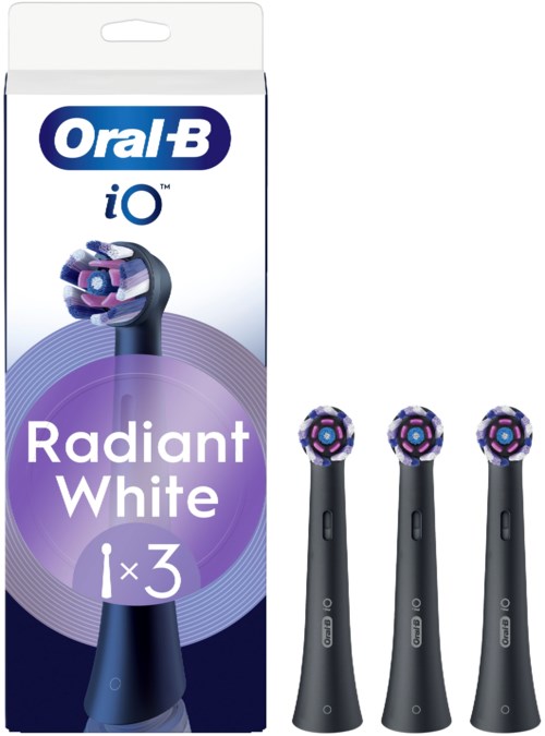 En eske med tre Oral-B iO Radiant White tannbørstehoder og tre tannbørstehoder vist utenfor esken.