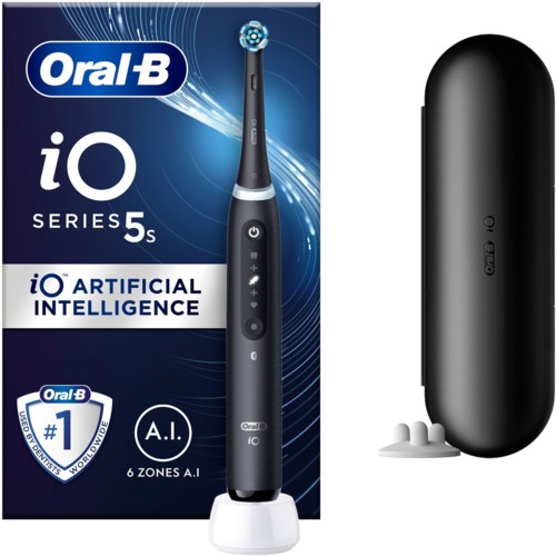 Elektrische Zahnbürste mit schwarzem Griff und Ladekoffer, Markenname Oral-B iO Series 5 S, verwendet künstliche Intelligenz.
