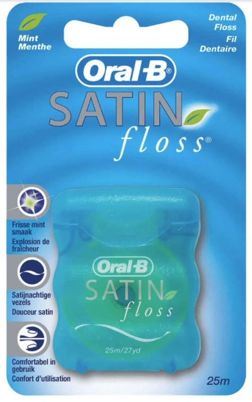 Eine blaue Packung Oral-B Satin Floss mit klarem Kunststofffenster, das die Zahnseide zeigt, und Text mit Produktdetails.