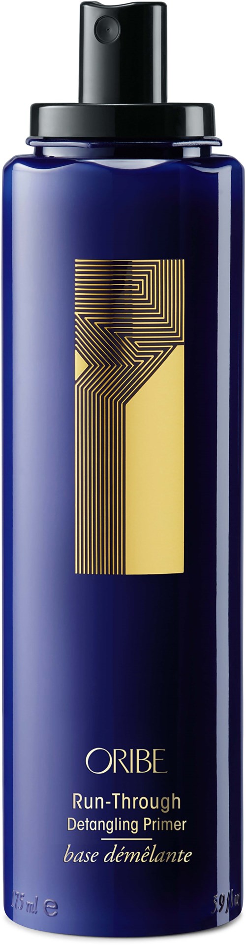 Eine lange, dunkelblaue Flasche mit schwarzem Sprühkopf und goldenem Designetikett. Es ist ein Haarprimer.