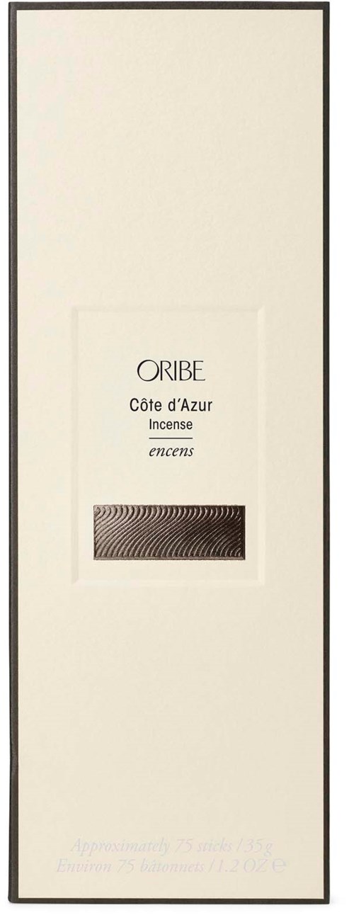 Eine hohe, weiße Box mit einem Etikett, auf dem Oribe Cote d'Azur Weihrauch steht.