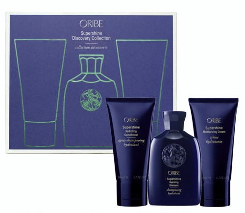 Ein Set Hautpflegeprodukte mit blauen Tuben und Flasche, sowie Schreibwaren mit Produktillustration und Logo.