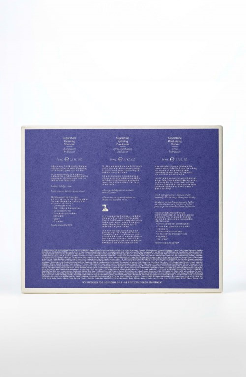 Ein blauer Aufkleber oder Kiste mit kleinen weißen Text, vor einem weißen Hintergrund.