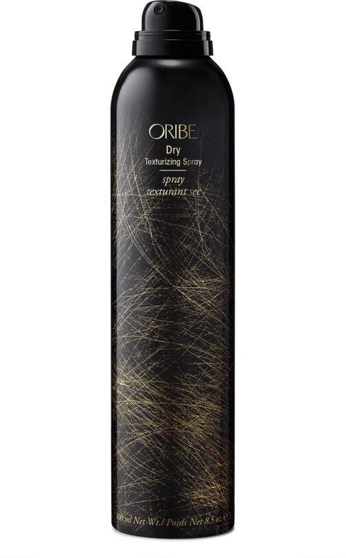 Eine schwarze Dose Oribe Trockentexturierungsspray mit goldenen Linien und Goldschrift, stehend.