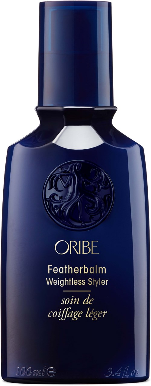 Eine blaue Flasche mit der Aufschrift Oribe Featherbalm Weightless Styler mit weißen und goldenen Buchstaben.