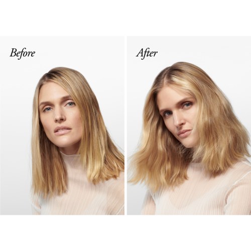 Een vrouw met steil haar toont voor en na foto's, met meer golvend en volumineus haar na de behandeling.
