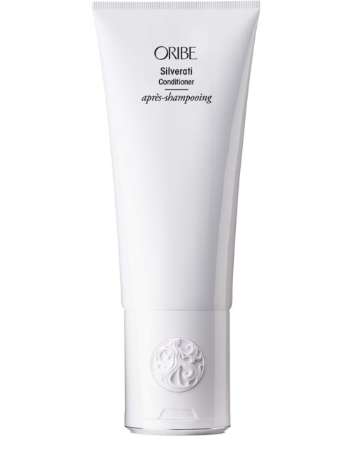 Witte tube van Oribe Silverati conditioner met zwarte tekst en ontwerp op een witte achtergrond.
