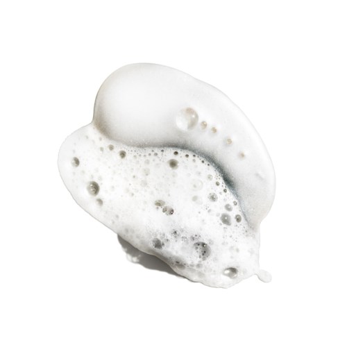 Een klont witte schuim met bubbels, ziet zacht en luchtig uit op een witte achtergrond.