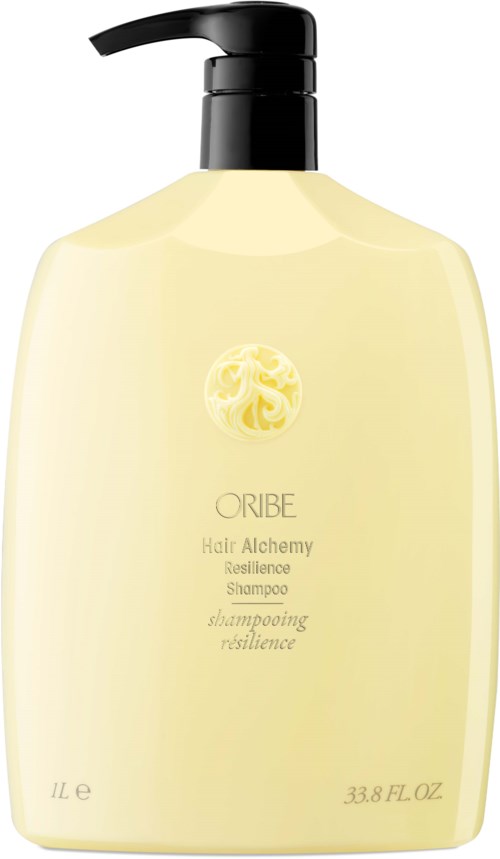 Vaalean keltainen shampoo-pullo, jossa on musta pumppu, merkitty "ORIBE Hair Alchemy Resilience Shampoo."