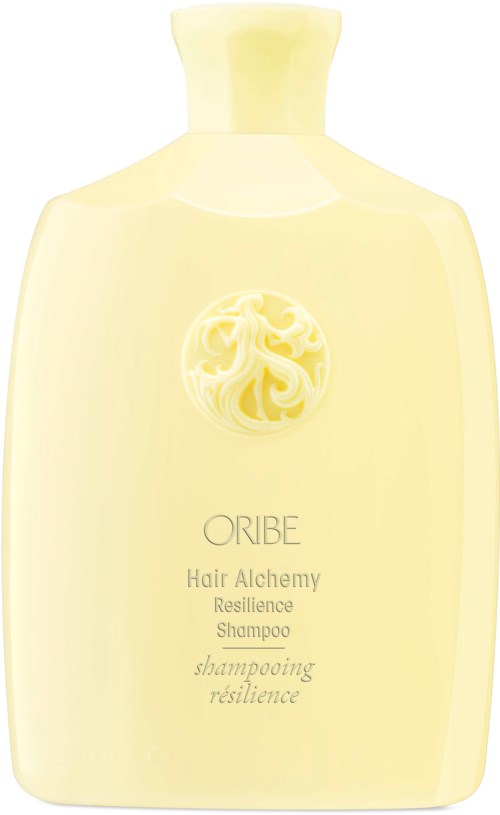 Valkoinen shampoo pullo pyöreällä logolla ja tekstillä ”Hair Alchemy Resilience Shampoo”.