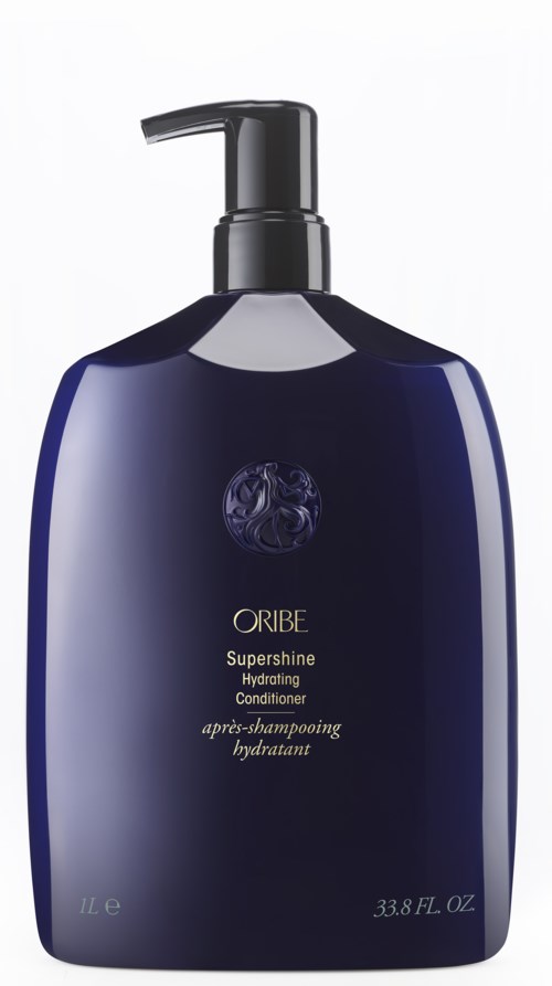 Dunkelblaue Flasche mit Oribe Supershine Hydrating Conditioner und schwarzem Pumpkopf. Elegantes und schlankes Design.
